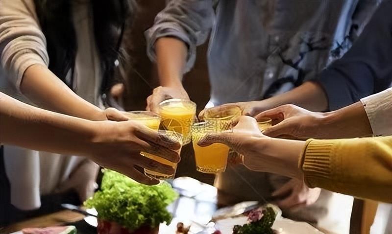 热舞|男子家庭聚会上，当众炫耀女儿热舞出1万粉丝，惹亲戚围观