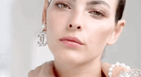 老佛爷 老佛爷离世前“最后一位灵感缪斯”曝光:雌雄同体,男女通吃!这是人类可以拥有的美貌吗?