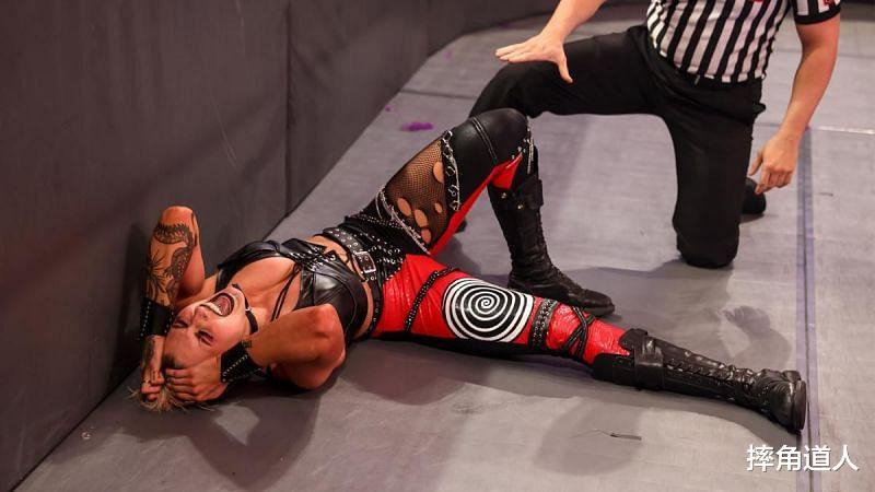 wwe|从一个多月斩获WWE女子冠军到满场挨打，雷亚究竟踏错了哪一步？