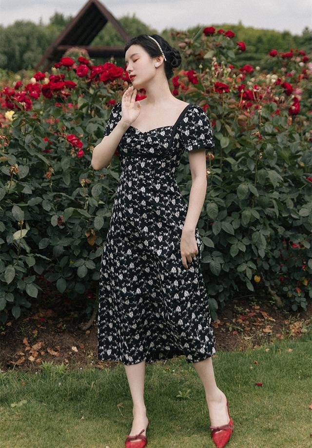 连衣裙 这条连衣裙是这个夏季的时尚，既显瘦又有气质