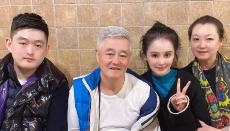 赵本山|赵本山的老婆马丽娟气哭了,女儿找男友的事还没处理完,儿子又整出事