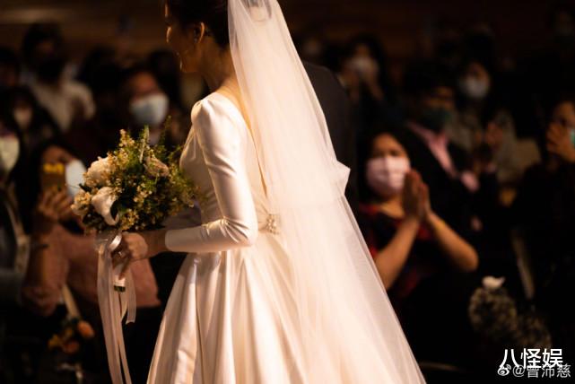 曾沛慈|曾沛慈开心晒婚礼现场照，身穿白纱与老公甜蜜亲吻，好幸福