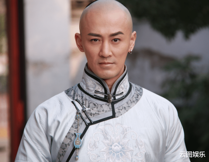 林峰|林峯一家出行，女儿突然冲出马路太惊险，正面照首曝光大眼像爸