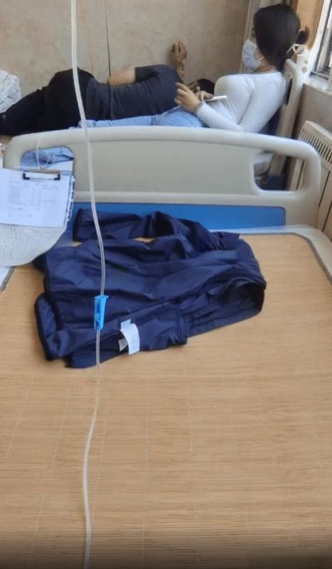 回顾男子独自打点滴,旁边病友无视对象玩手机,男子:我不理解