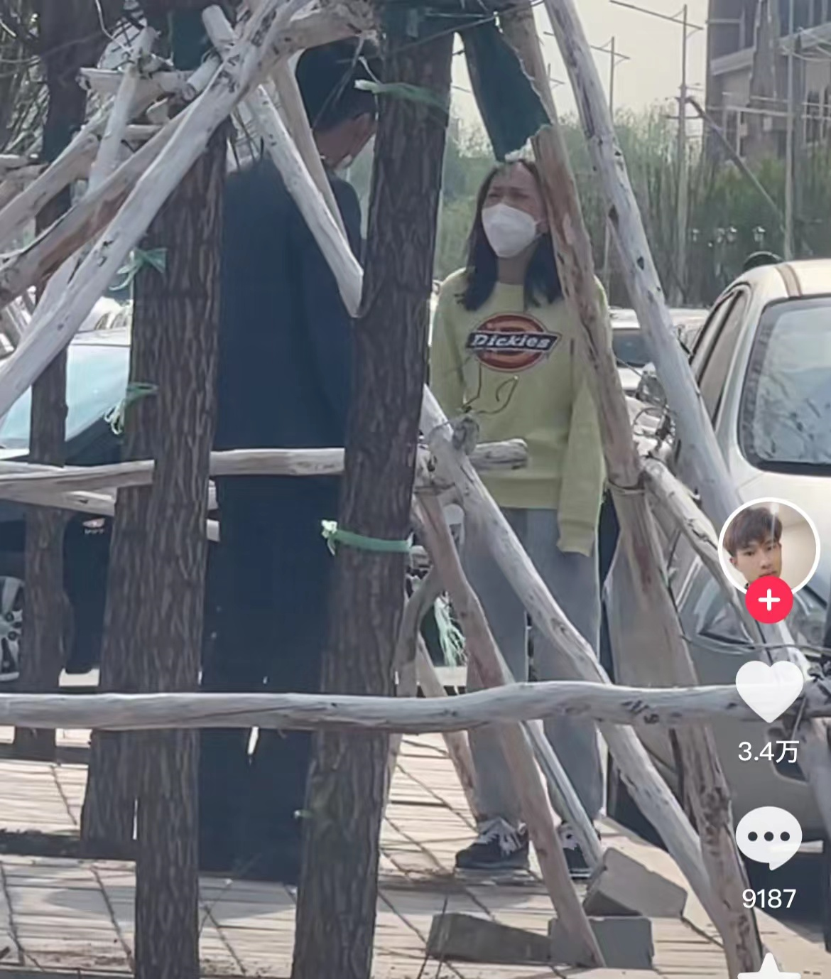 网红裴多多疑似被家暴!老公站路边狂扇其耳光,大声吼叫举止吓人