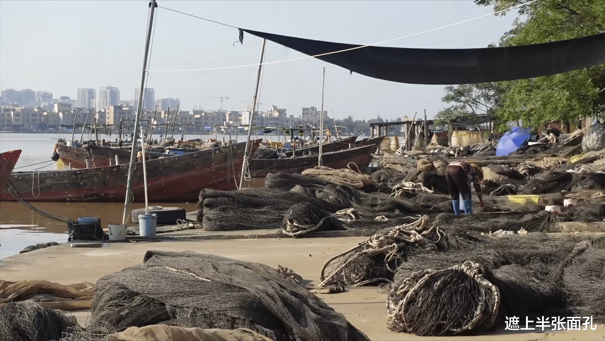|演员李梦骑电动车去海鲜市场，素面朝天不怕被认，人到30更加豁达