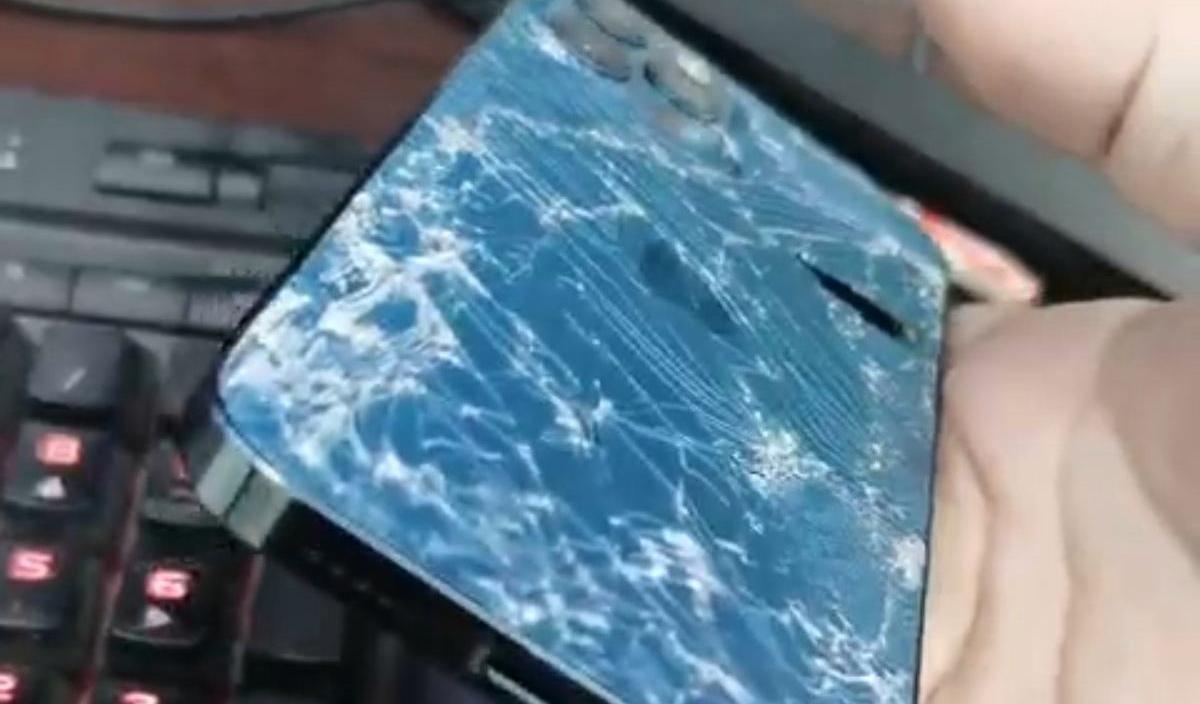 |手机后盖碎了不换,有影响吗