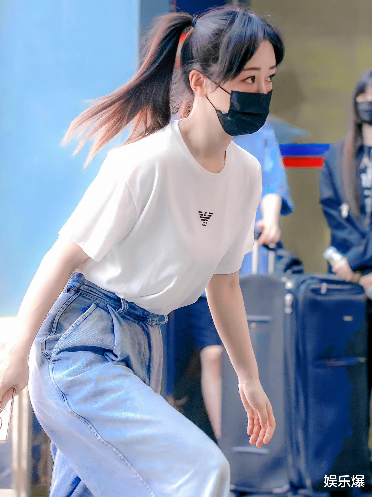 杨紫|杨紫综艺路透曝光,成年后首次挑战双马尾发型,身形变化明显