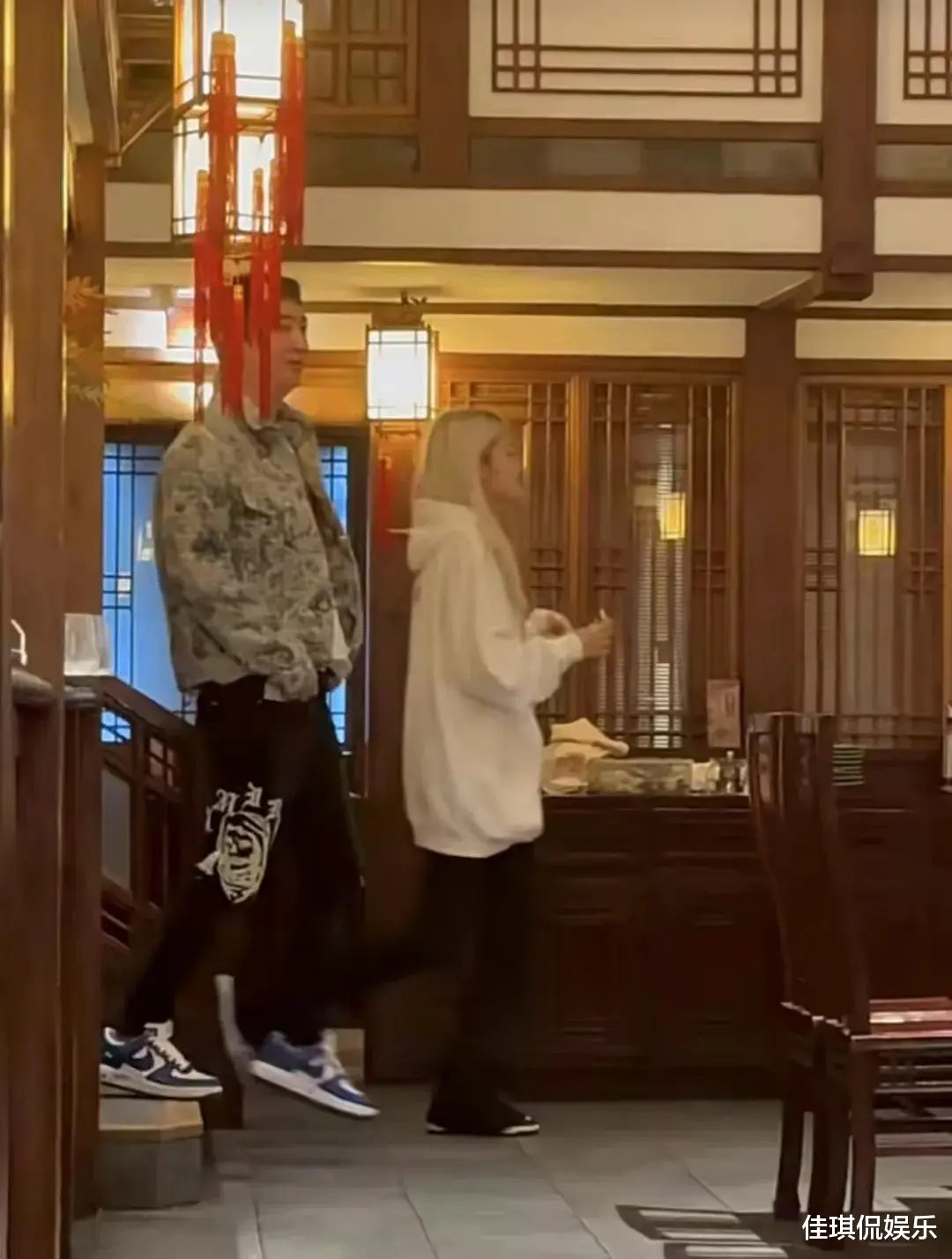 王思聪|王思聪穿2万外套、6万鞋子,陪白发辣妹吃螃蟹!