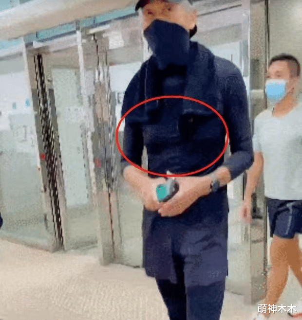 周润发|67岁周润发近况曝光,街头慢跑主动和路人打招呼,本人瘦成闪电