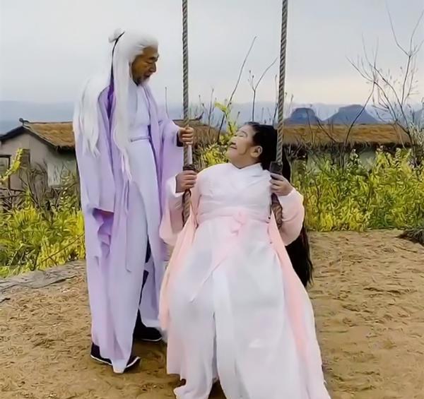 凤九|辣眼睛！网友扮演《枕上书》，凤九像80岁老奶奶，帝君是老爷爷