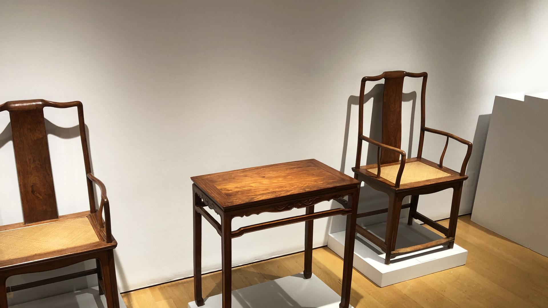 |9.375万美元成交，黄花梨罗锅枨半桌不算贵