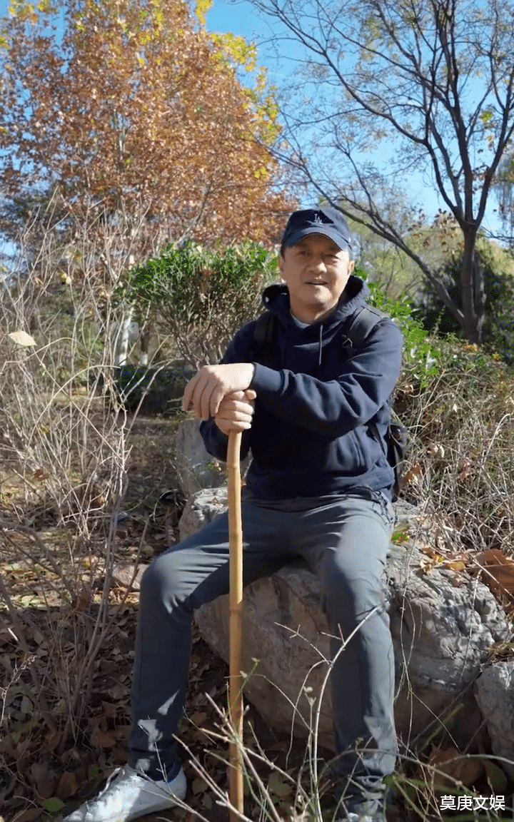 李亚鹏|51岁李亚鹏近况曝光老态毕现,走路拄拐杖气喘吁吁,头发稀松谢顶严重