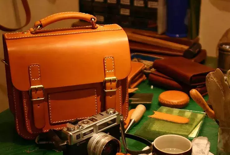 包包丨与冬天绝配的「皮革包」,去这些品牌里选