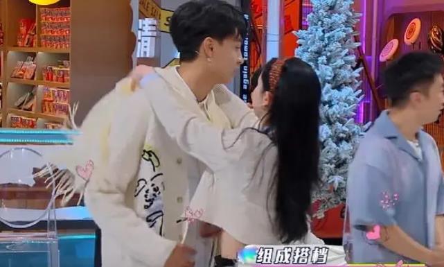 秦霄贤|德云社秦霄贤“新恋情”曝光,看到模糊画面,大家的评论褒贬不一