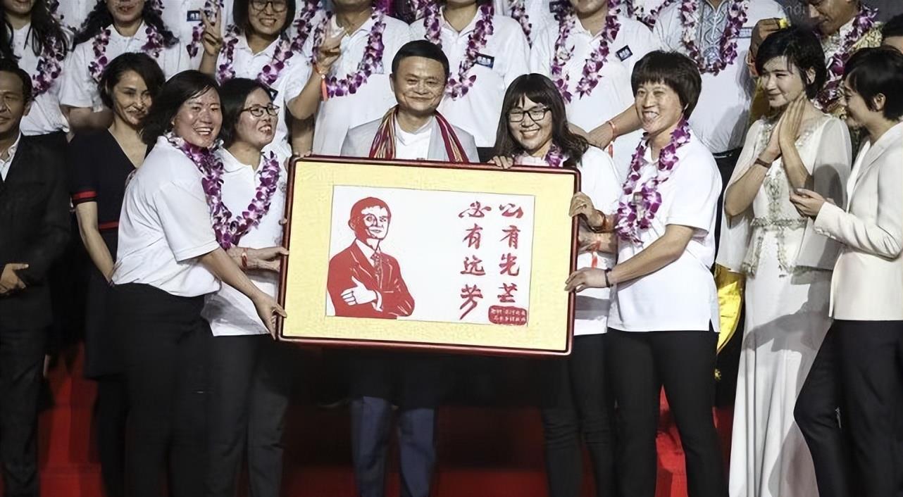 孙俪|孙俪与李连杰马云同框，穿西装似女职员，不站C位没有不摆谱