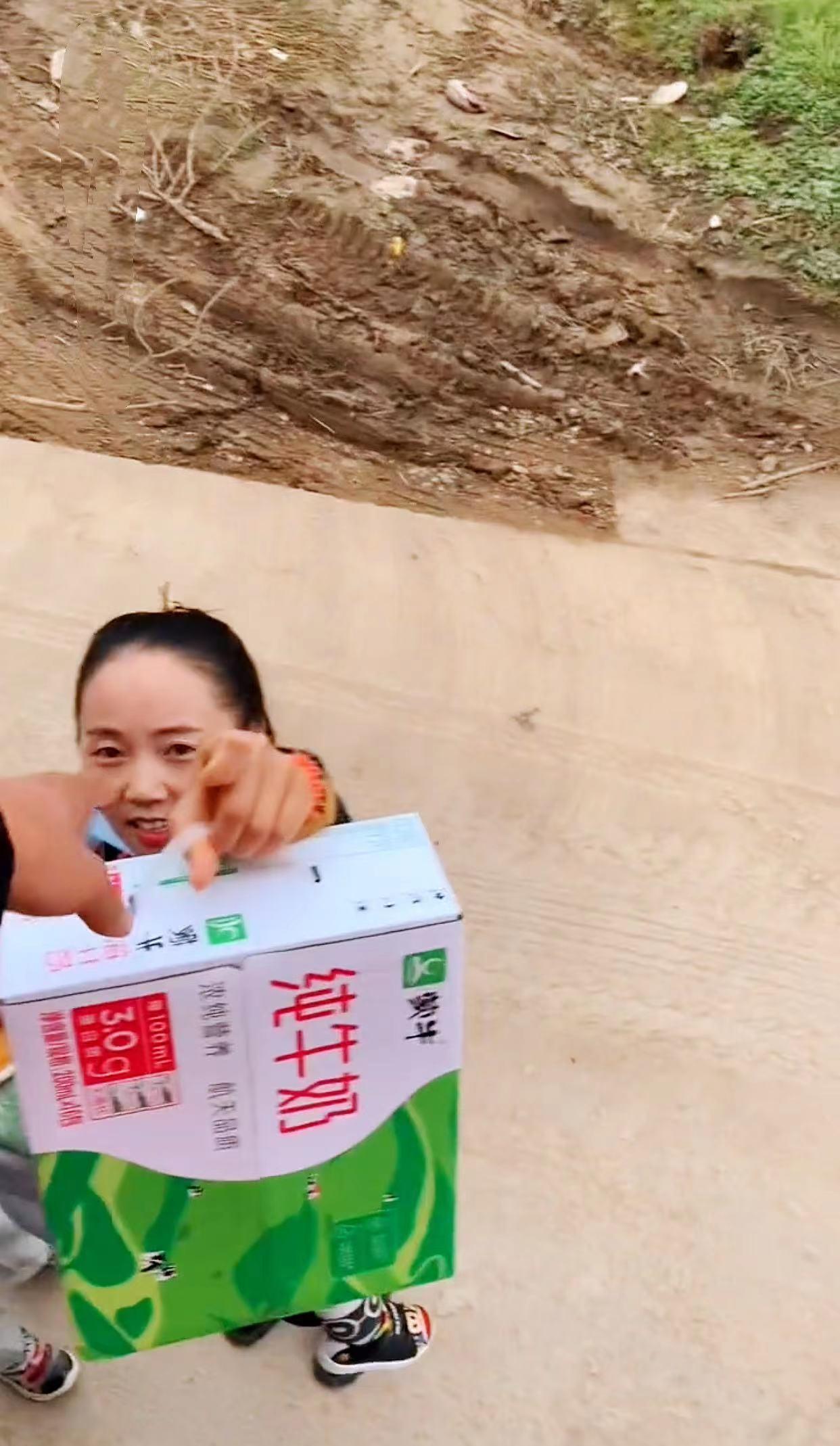 老公开车路过家门口，妻子的行动令人泪目：只想让孩子看他一眼