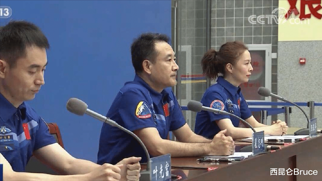 中国空间站被质疑是假的？神十三最新：时隔74天，航天员首次露面