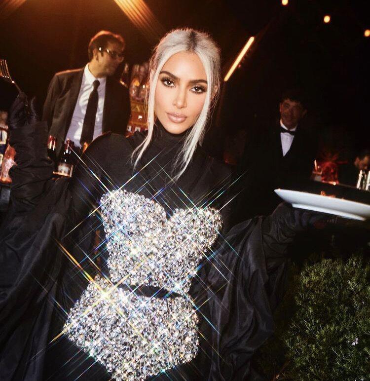 金·卡戴珊|41岁金·卡戴珊跑去伦敦, “能不能给我一张女王庆典普通票”, 被拒