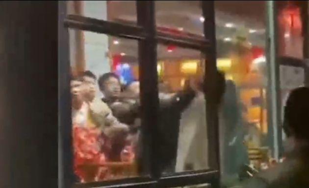 17岁小伙在火锅店被群殴,还被泼了火锅汤,全程不敢还手