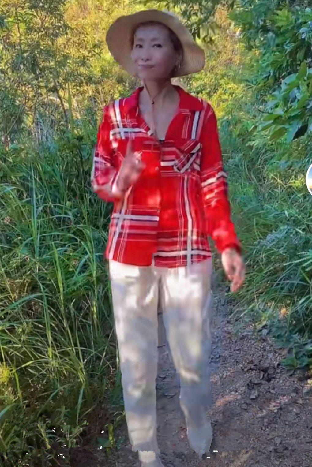 叶童|叶童自嘲未老先衰，身材瘦骨嶙峋白发又不染，正视老态心态淡然