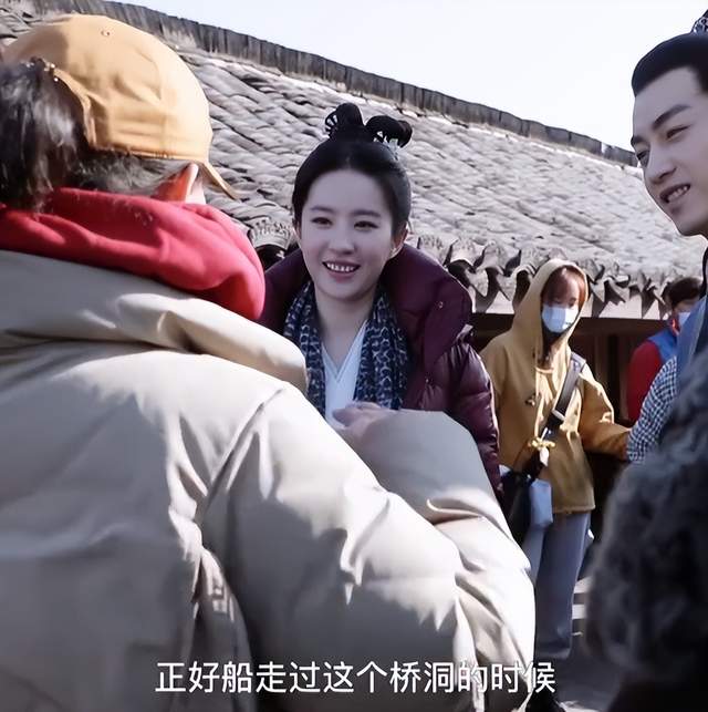 陈晓|刘亦菲陈晓吻戏花絮曝光!船上拥吻深情对视,多人围观大笑好热闹