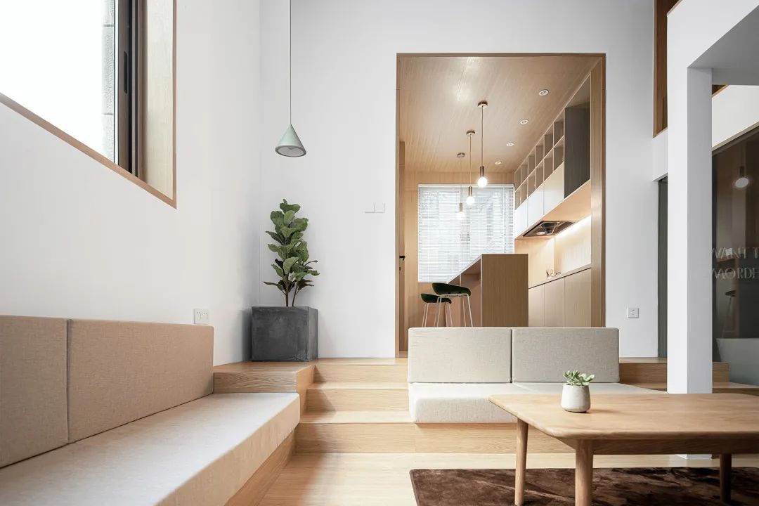 当代年轻人的抠搜式装修,不买沙发,打卡座绕墙一圈,实用性超强