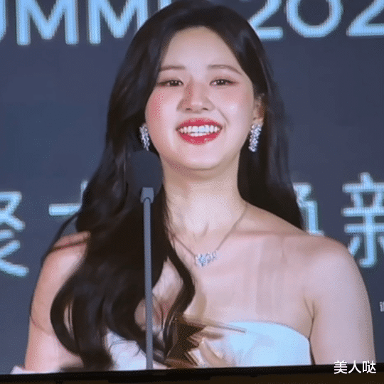 乔欣|美真的与年龄无关!24岁赵露思撞衫44岁倪虹洁,明明年轻20岁却被艳压