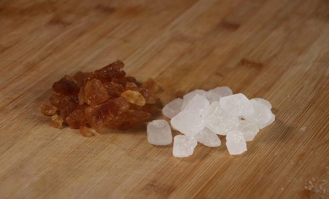 同样是冰糖,黄冰糖和白冰糖有什么区别?知道后别再乱买了