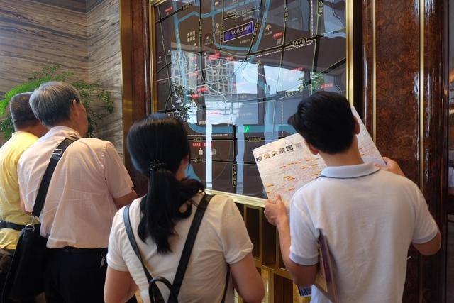 住连廊房很是苦恼，后来换成楼梯房，居住感舒服多了！