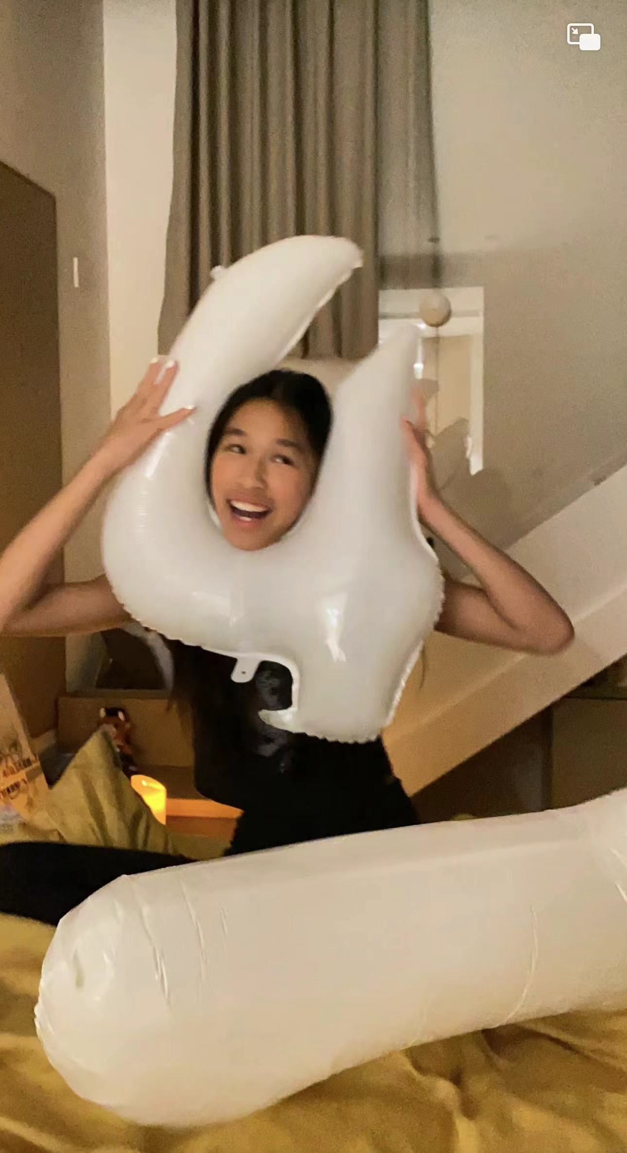 张庭|张庭13岁女儿晒照庆生!打耳洞露小蛮腰显成熟,肤色变白颜值大变