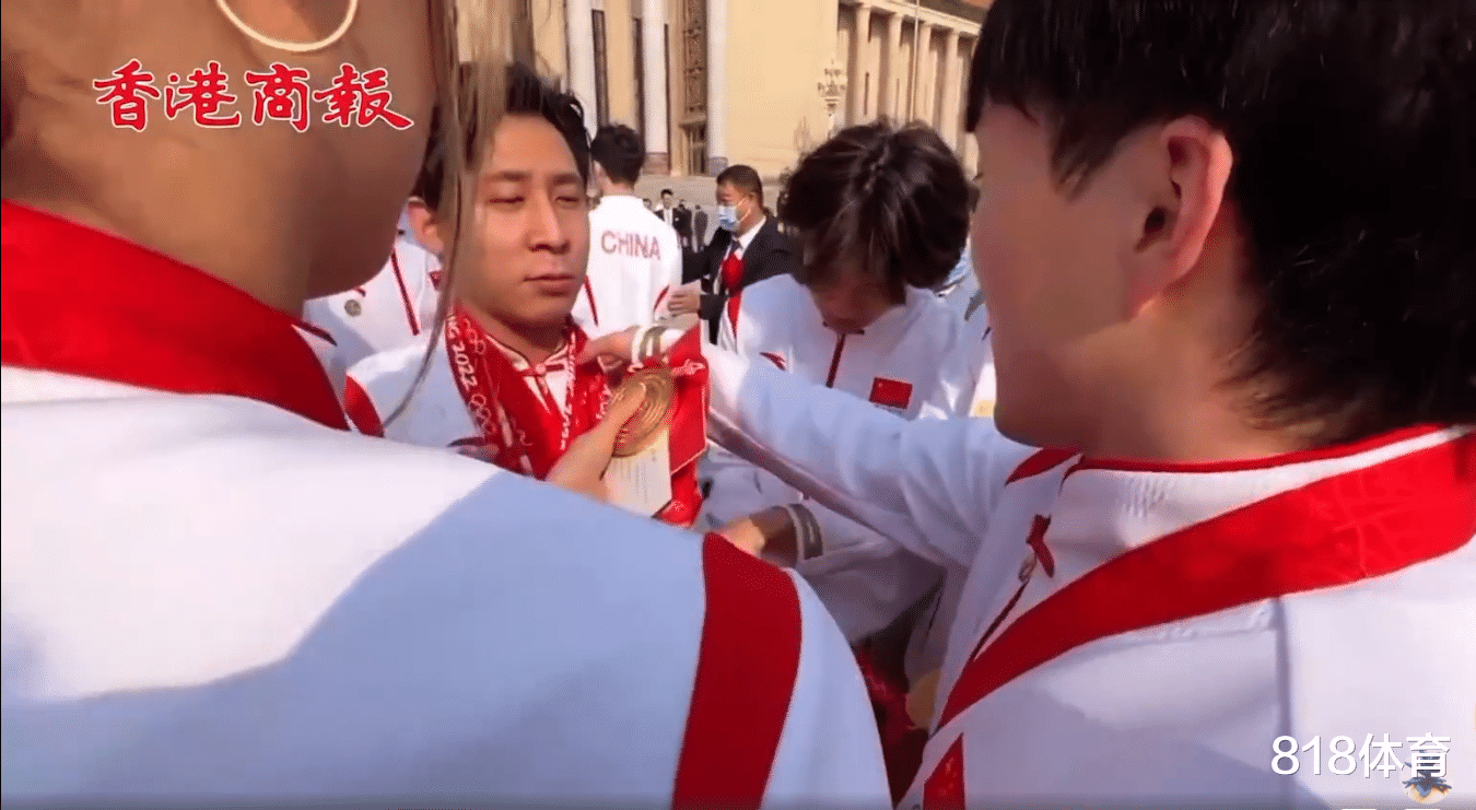 韩聪 凡尔赛! 韩聪佩戴中国冬奥9块金牌嘚瑟, 谷爱凌摘下一块: 这是我的之一