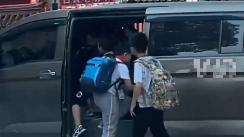 陕西安康,女子王某霞开着面包车去接孩子,车上除了自己孩子外,还有邻居家的其他3个孩子