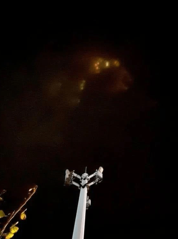 空中悬停!天空的不明发光体飞行物,球状闪电?