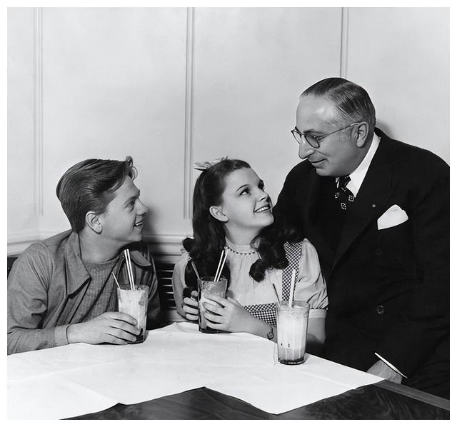 童星|童星天花板邓波儿：3岁出道，12岁时就遭遇潜规则，二婚获得幸福