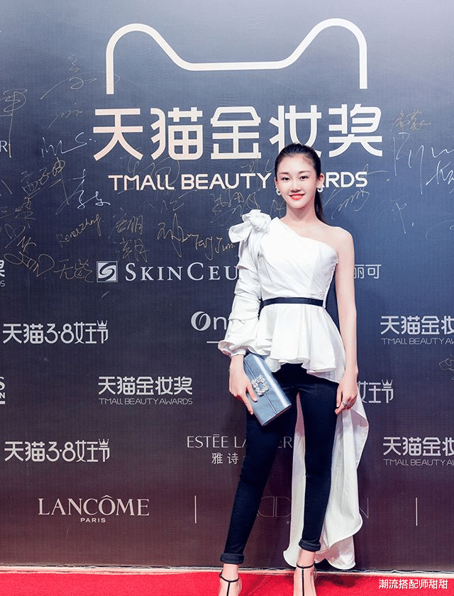 时尚搭配|郑恺一家三口走机场，苗苗直接穿打底裤出门，露着脚腕也不知道冷