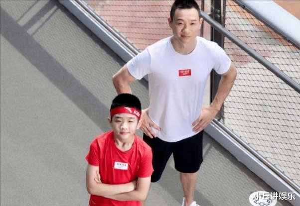 杨阳洋|杨威晒儿子打高尔夫，12岁杨阳洋又瘦又高五官优越，手臂线条抢镜