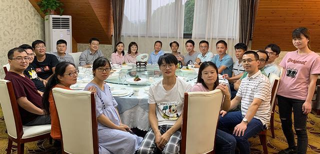 参加同学聚会，为何这类人怎么喊都不来？背后原因引人深思！