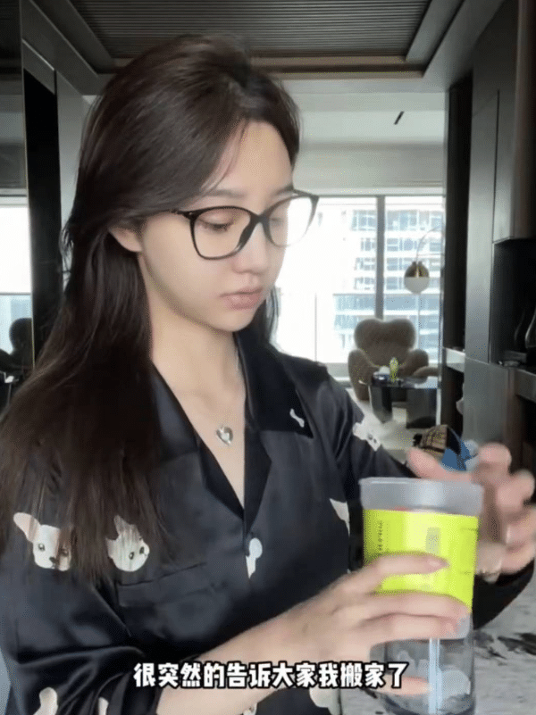 王思聪|王思聪疑与新女友逛猫店！身穿短袖三千块，女方背3万小包腿超长