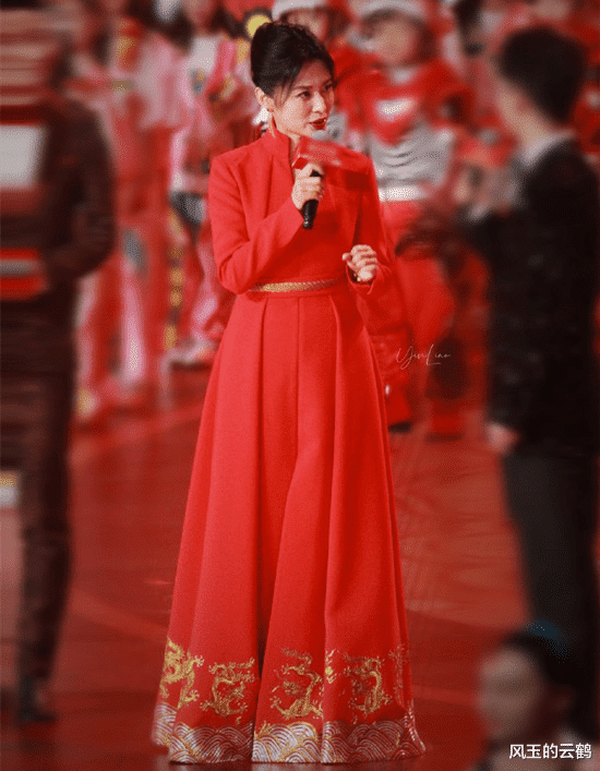 周涛|53岁周涛久违主持春晚!二婚嫁大八岁富商的她离开央视后事业前景大好!