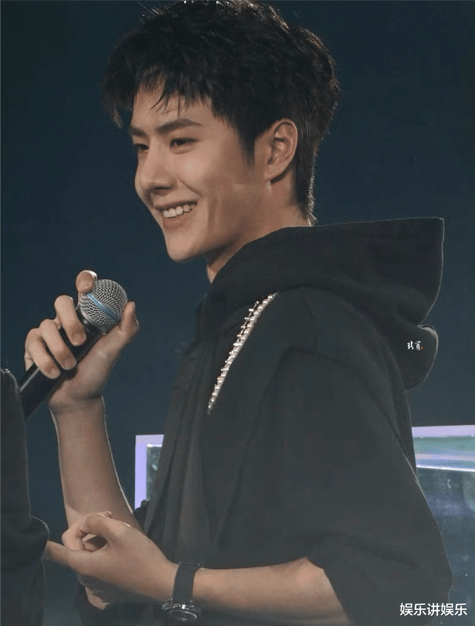 王一博|与王一博搭戏有何感受？群演粉丝现身诉说，被他温柔地扒拉了八次！