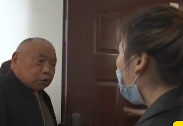 老人强行霸占楼梯5年，放言：楼梯是我的，想上楼就交50万过路费