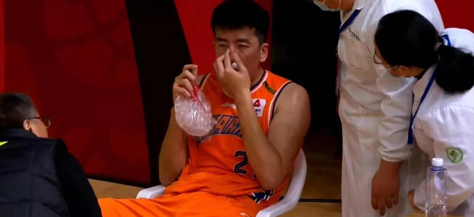 上海男篮|正式确定！上海男篮内线大将季后赛报销，伤员满营的艰难处境