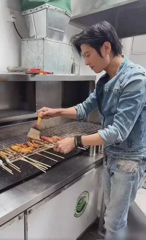 谢霆锋|湖南谢霆锋：靠模仿走红，说一年能挣5000万，出行最低都是保时捷