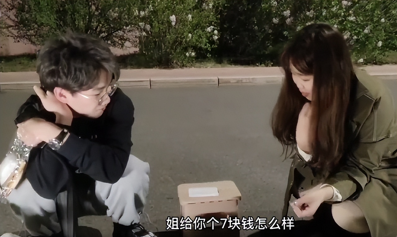 女大学生校内摆摊,和学弟上演幽默砍价,网友:感觉像在谈恋爱
