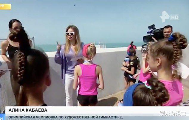 卡巴耶娃|阳光、沙滩、白色太阳镜,普京绯闻女友破怀孕传闻,首度公开露面