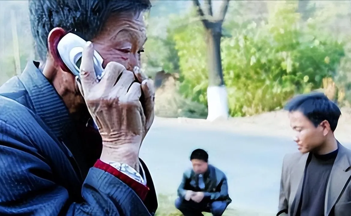 2005年,一辆从深圳发往重庆的长途车遭遇抢劫,奇怪的是劫匪没有拿走一分钱