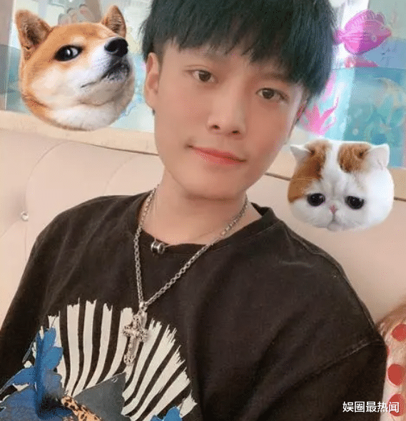 |摊上事了？小杨哥请模特助阵直播间，打擦边吸引眼球，被嘲恶俗