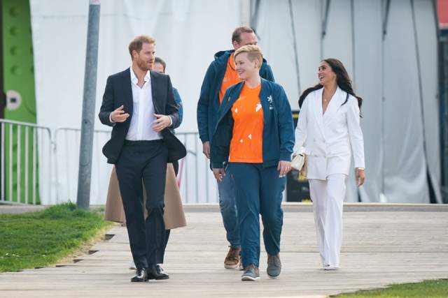 威廉|哈里梅根亮相荷兰，终于不再秀恩爱；王子见到人群如出笼鸟般激动