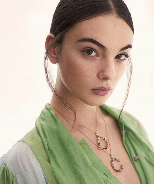 莫妮卡·贝鲁奇|莫妮卡·贝鲁奇17岁女儿时尚大片又纯又欲 和球花共享一张脸